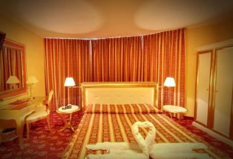 Hotel Riz B.B has rooms with a private hot tub