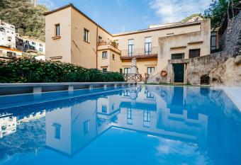 Amalfi Resort has Balcony rooms