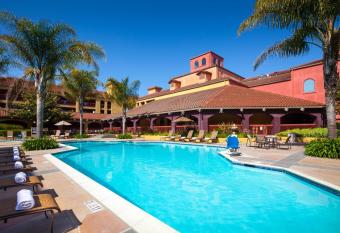 DoubleTree by Hilton Sonoma Wine Country has rooms with a private hot tub