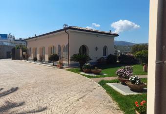 Villa Ersilia has rooms with a private hot tub