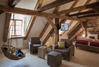 Hollerh  fe - Zu Gast im Dorf allows 18 year olds to book a room