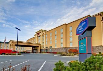 Hampton Inn Sudbury, Ontario has rooms with a private hot tub