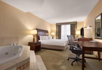 Hilton Garden Inn Dulles North has rooms with a private hot tub