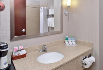 Holiday Inn Express & Suites Lafayette has rooms with a private hot tub