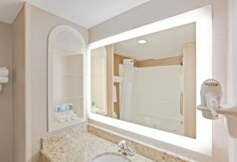 Holiday Inn Express Hotel & Suites Bethlehem By IHG has rooms with a private hot tub