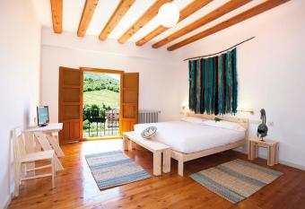 Posada Hoyos de Iregua has Balcony rooms