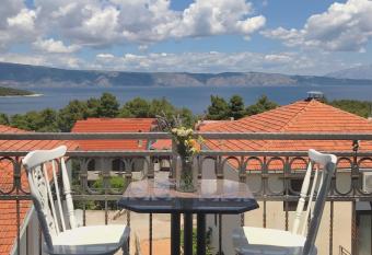 Rubin Jelsa has Balcony rooms