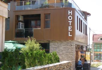 Guesthouse Avenue has Balcony rooms