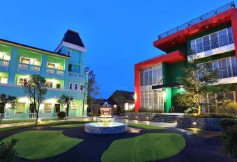 Green Resort allows 18 year olds to book a room