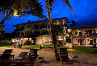 Sri Gemunu Beach Resort has Balcony rooms