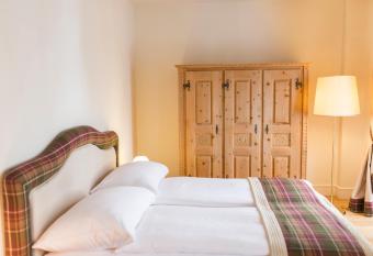 Hotel Bernina 1865 has rooms with a private hot tub