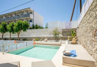 Stay Helios has Balcony rooms