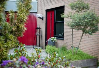 Bed and Breakfast Holter allows 18 year olds to book a room