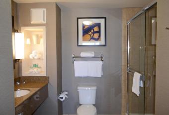 Holiday Inn Express & Suites Barstow-Outlet Center has rooms with a private hot tub