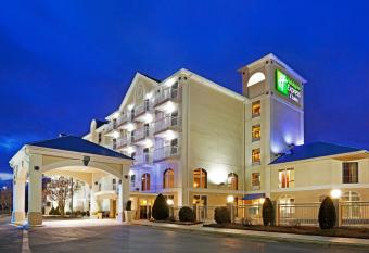 Holiday Inn Express & Suites Asheville Sw - Outlet Ctr Area By IHG has rooms with a private hot tub