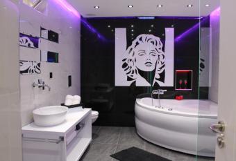 Monroe Apartment has rooms with a private hot tub