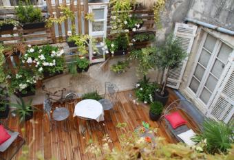 Une Chambre en Ville has Balcony rooms