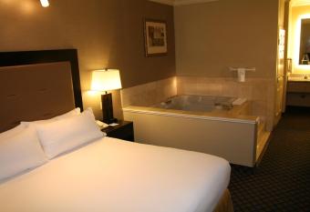 Holiday Inn Express & Suites San Pablo - Richmond Area has rooms with a private hot tub