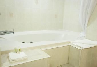 Holiday Inn Port St. Lucie By IHG has rooms with a private hot tub