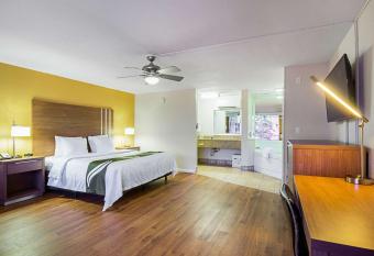 Quality Inn & Suites Airport/Cruise Port Hollywood has rooms with a private hot tub