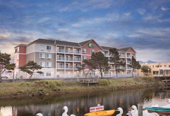 Holiday Inn Express Hotel & Suites Seaside Convention Center By IHG allows 18 year olds to book a room