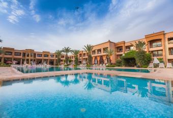 Club Paradisio has rooms with a private hot tub