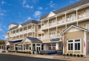 Avenue Inn & Spa has rooms with a private hot tub