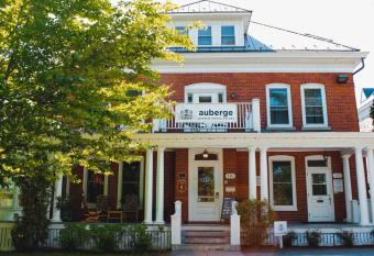 Auberge de Jeunesse Magog-Orford Hostel allows 18 year olds to book a room