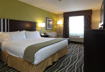 Holiday Inn Express Marshall has rooms with a private hot tub