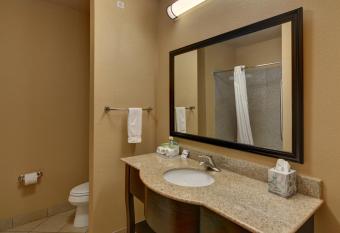 Holiday Inn Express & Suites Altus has rooms with a private hot tub