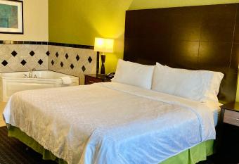 Holiday Inn Express & Suites Edmond By IHG has rooms with a private hot tub
