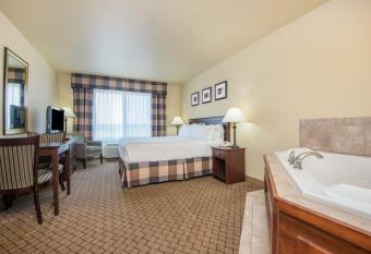 Holiday Inn Express & Suites El Dorado, Ks By IHG has rooms with a private hot tub