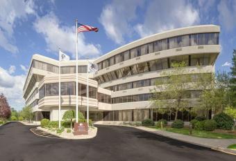 DoubleTree by Hilton Boston - Rockland has rooms with a private hot tub