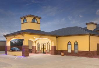 Quality Inn Bay City Tx has rooms with a private hot tub