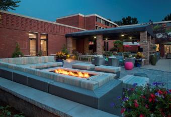 DoubleTree by Hilton Akron Fairlawn has Balcony rooms