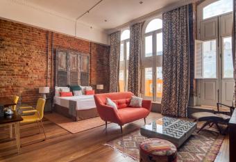 Selina Lapa Rio de Janeiro allows 18 year olds to book a room