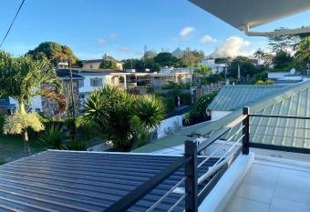 Villa Eb  ne - Ideal Location in Rose Hill allows 18 year olds to book a room