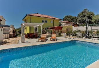 Apartments Dora Victoria Dream has Balcony rooms