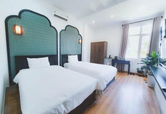 D-Life Hotel & Apartment Da Nang has rooms with a private hot tub