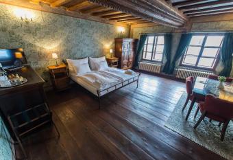 Alt Straninger allows 18 year olds to book a room