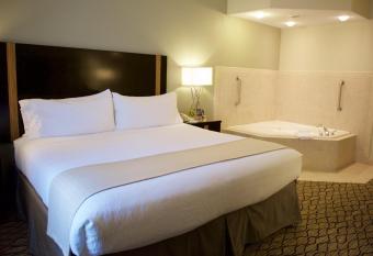 Holiday Inn Effingham has rooms with a private hot tub