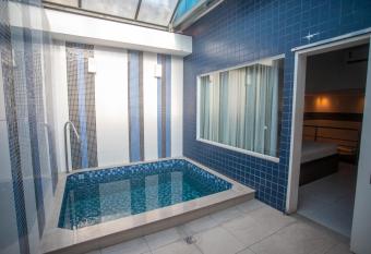 Toy Barra Hotel, Rio de Janeiro has rooms with a private hot tub