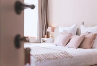 Jeanne has Balcony rooms