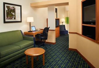 Fairfield Inn & Suites by Marriott Indianapolis East has rooms with a private hot tub