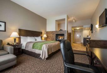 Comfort Inn & Suites has rooms with a private hot tub