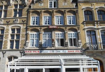 Hotel Old Tom allows 18 year olds to book a room