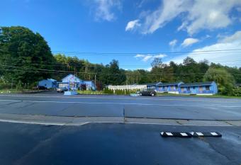 Hillside Motel has Balcony rooms