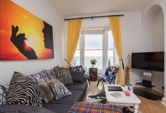 Sea view Ar Lan y Mor LUXURY APARTMENT allows 18 year olds to book a room