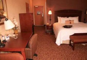 Hampton Inn Goshen has rooms with a private hot tub