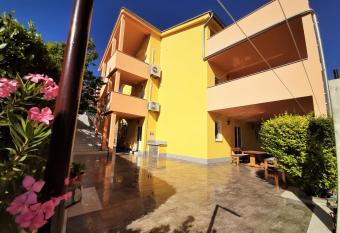 Cozy apartments with sea view has Balcony rooms